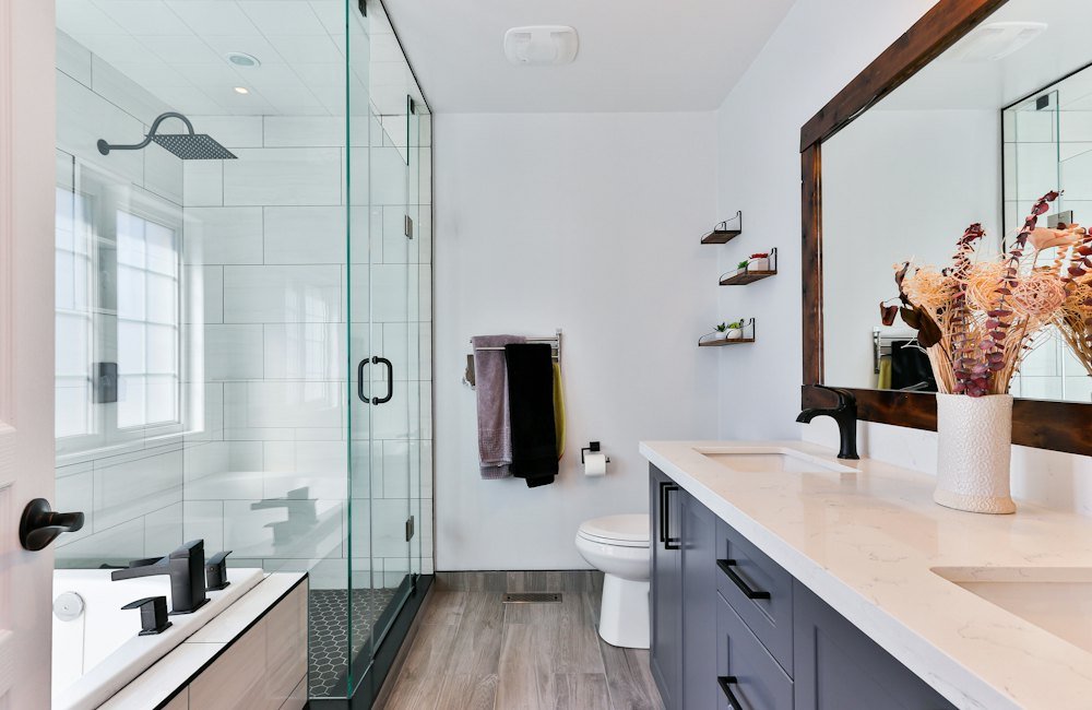 Modernes Bad mit Dusche und Waschtisch