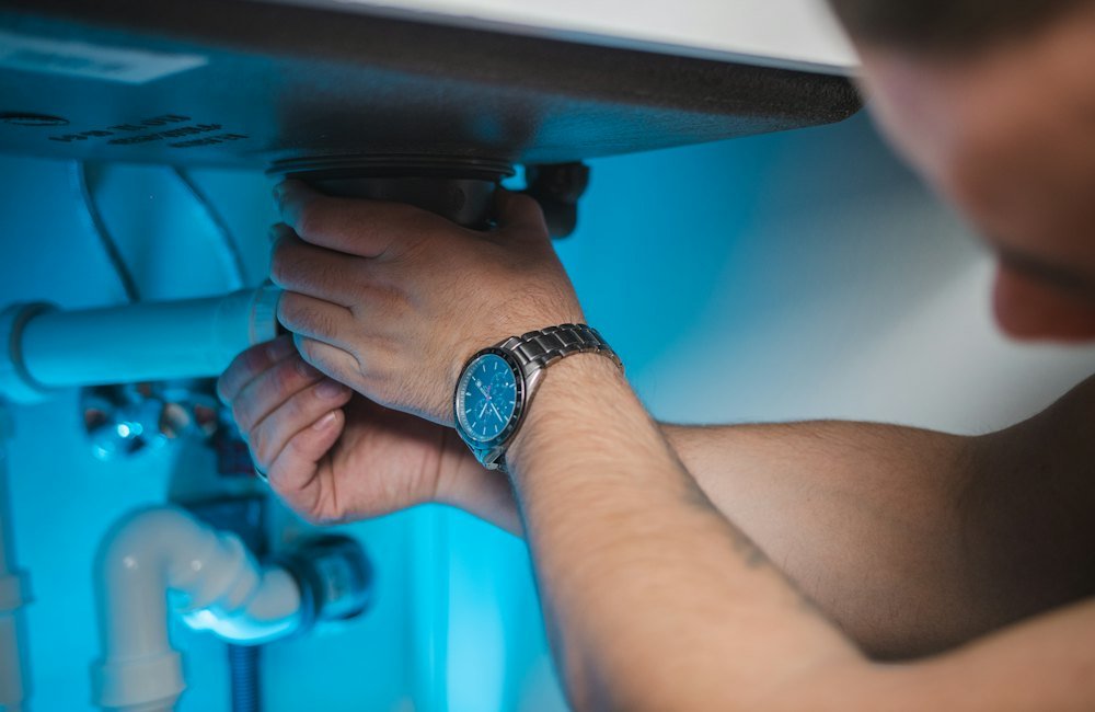 Techniker wartet einen Warmwasserspeicher